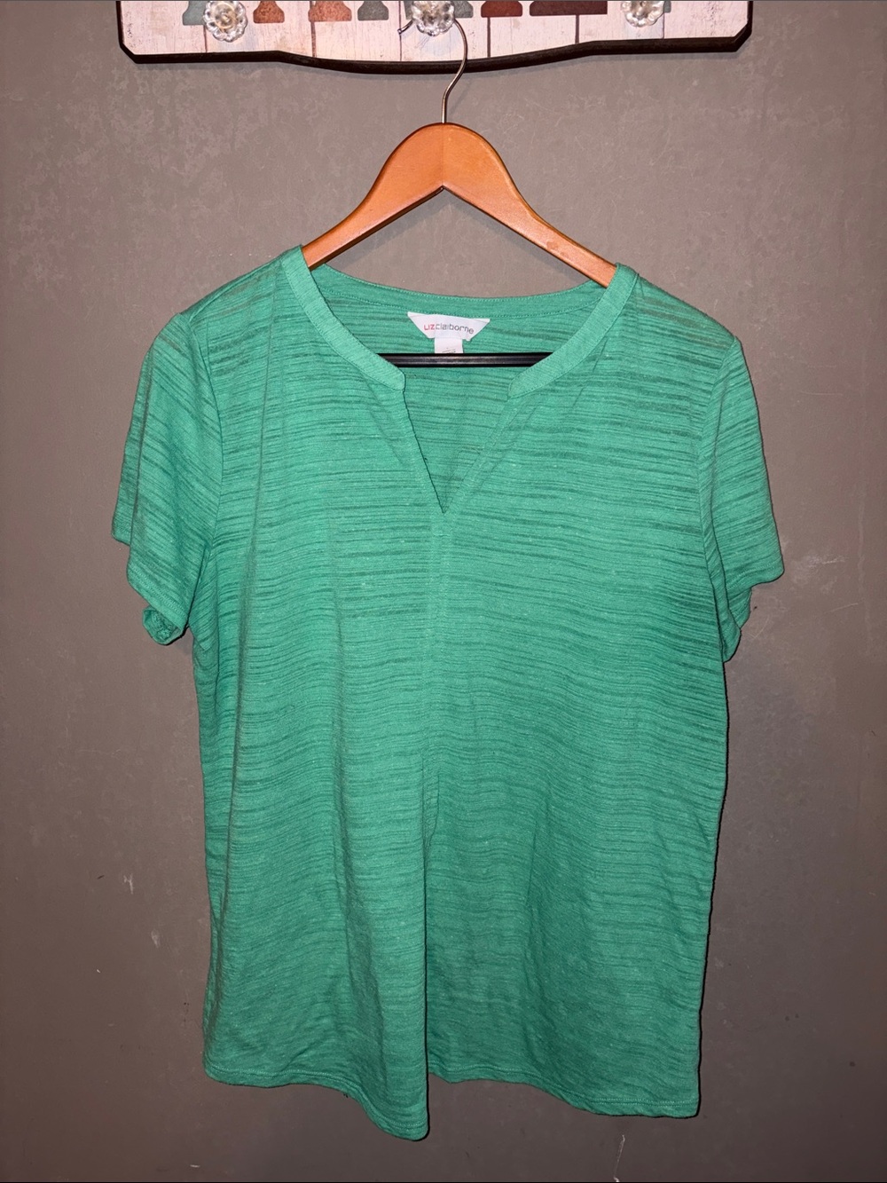 Liz Claiborne Mint Green Short Sleeve V-Notch Top